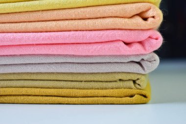 Renkli pamuklu giysiler yığını, giysi yığını.