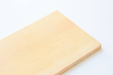 Tahta kesme tahtası beyaz arka planda izole edilmiş, kalas ahşap mutfak