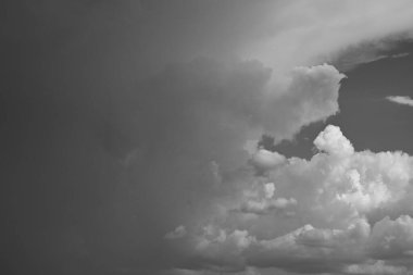 Siyah ve beyaz görüntü, yağmurlu bir günde bulutlu gökyüzü