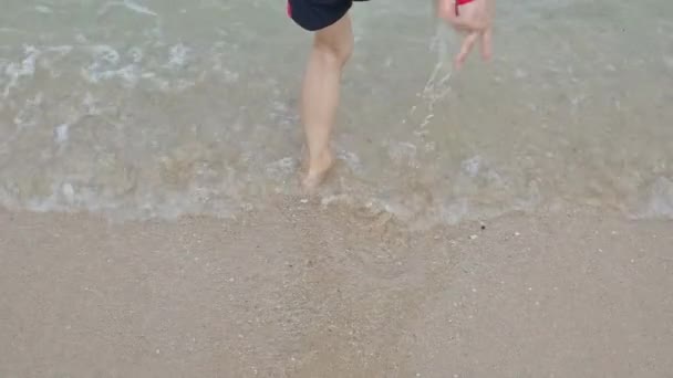 Ağır Çekim Sahnesi Çıplak Ayaklı Çocuk Yaz Deniz Yolculuğunun Kumsalında — Stok video