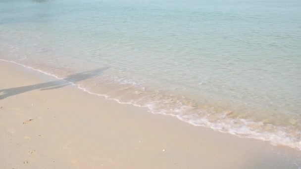 Schöner Klarer Sandstrand Mit Meereswelle Szenelandschaft Der Insel — Stockvideo