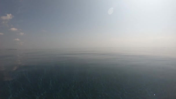 Watergolf Oppervlakte Van Het Buitenzwembad Zomer Bewegingsscène Met Wolk Lucht — Stockvideo