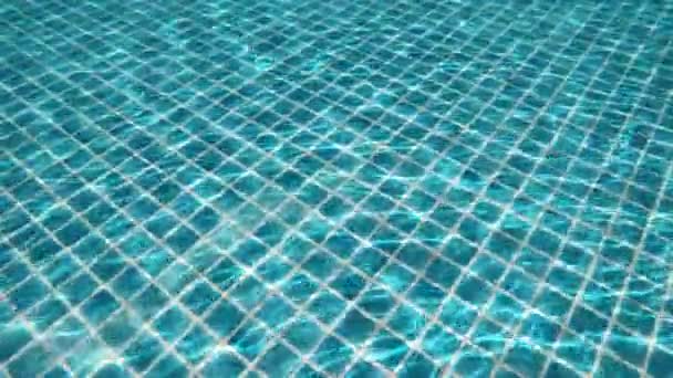Yüzme Havuzunda Şeffaf Mavi Suyun Altına Dalmak Hareket Sahnesini Kapatmak — Stok video