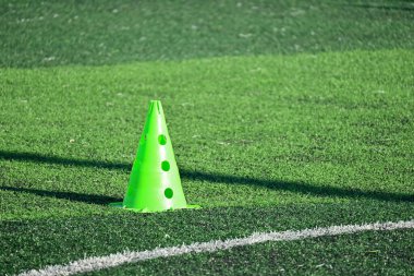 Yeşil eğitim konisiyle yapay çim futbol sahası