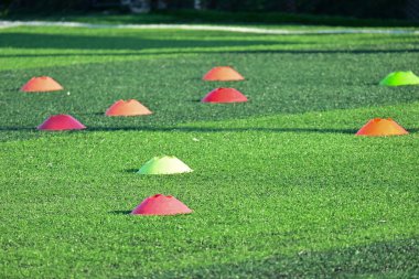 Eğitim konileri ile yapay yeşil çimen futbol sahası