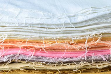 Renkli pamuklu giysiler yığını, giysi yığını.