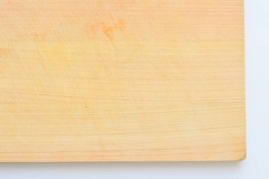 Tahta kesme tahtası beyaz arka planda izole edilmiş, kalas ahşap mutfak