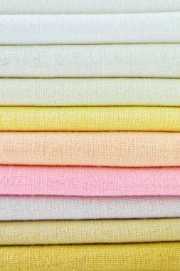 Renkli pamuklu giysiler yığını, giysi yığını.