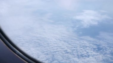 Beyaz bulutlu güzel mavi gökyüzü, uçak manzaralı pencere.