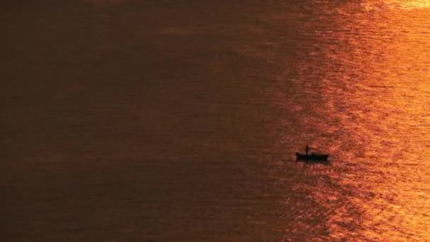 Vodní Hladina Moře Zlatým Západem Slunce Večerních Hodinách Přírodní Zázemí — Stock video