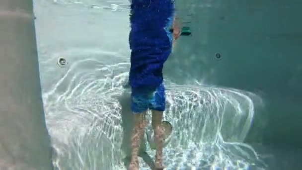 Bir Çocuk Yüzme Havuzunda Yürüyor Güneş Işığıyla Birlikte Suyun Yüzeyinde — Stok video