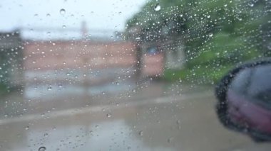 Yağmurlu bir günde araba süren arabanın yan aynası