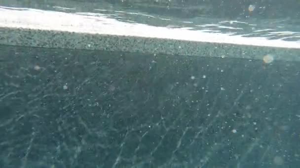 Watergolf Oppervlakte Van Het Buitenzwembad Zomer Met Uitzicht Stad Wolk — Stockvideo