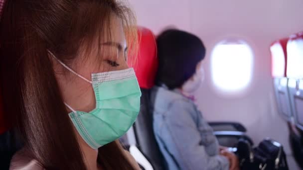 Hermosa Mujer Máscara Desgaste Está Durmiendo Cabina Avión — Vídeos de Stock