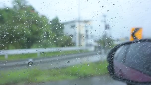 Boczne Lusterko Samochodu Jazdy Deszczowy Dzień — Wideo stockowe