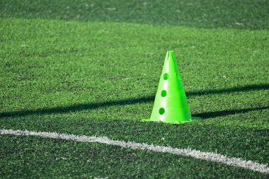 Yeşil eğitim konisiyle yapay çim futbol sahası