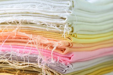 Renkli pamuklu giysiler yığını, giysi yığını.