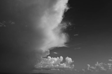 Siyah ve beyaz görüntü, yağmurlu bir günde bulutlu gökyüzü