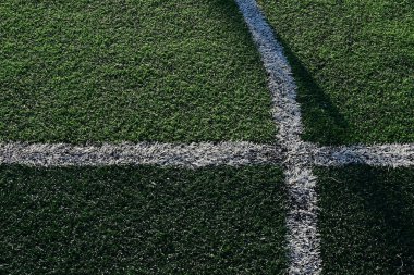 Beyaz çizgili yapay yeşil çimen futbol sahası