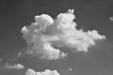 siyah ve beyaz görüntü, bulutlu gökyüzü