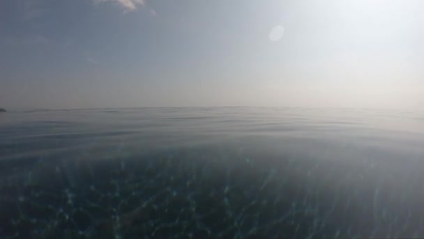 Watergolf Oppervlakte Van Het Buitenzwembad Zomer Bewegingsscène Met Wolk Lucht — Stockvideo