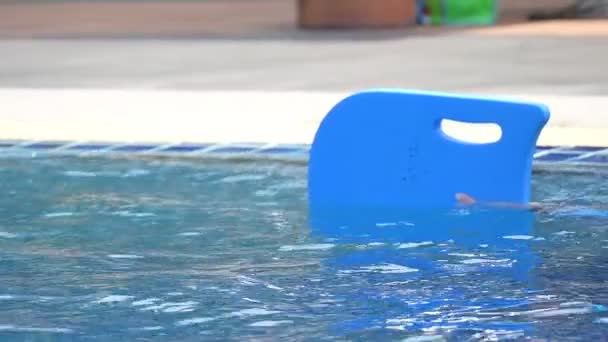 Yüzme Havuzuna Atlayan Tatlı Çocuk Gün Işığıyla Birlikte Suyun Yüzeyinde — Stok video