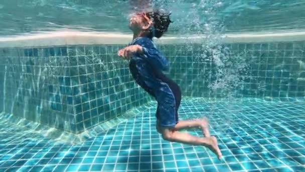 Havuza Yüzen Tatlı Çocuk Güneş Işığıyla Birlikte Suyun Yüzeyinde — Stok video