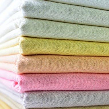 Renkli pamuklu giysiler yığını, giysi yığını.