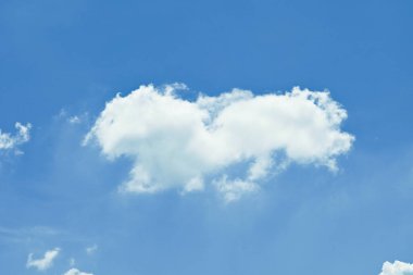 Beyaz bulutlu açık mavi gökyüzü, sabah güzel bir hava var.