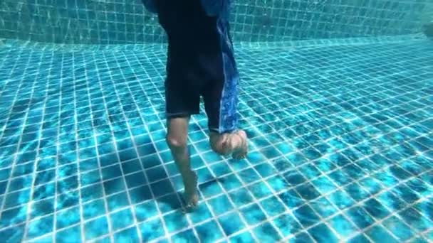 Havuza Yüzen Tatlı Çocuk Güneş Işığıyla Birlikte Suyun Yüzeyinde — Stok video