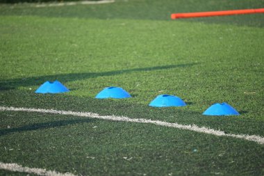 Yapay yeşil çimen çim futbol sahası futbol becerisi suni yeşil çimen çim sahası futbol ekipmanları eğitimi alan futbol sahası.