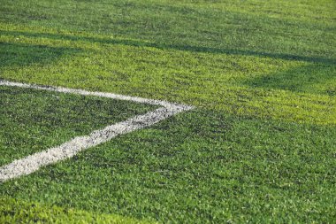 Yapay yeşil çimen çimenlik futbol sahası. Siyah plastik tanecikli.