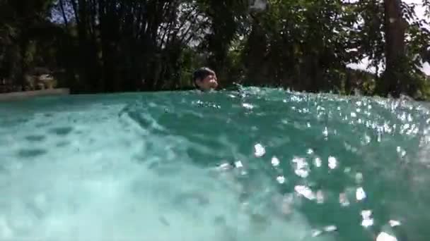 Carino Ragazzo Nuotare Piscina Superficie Acqua Con Luce Del Sole — Video Stock