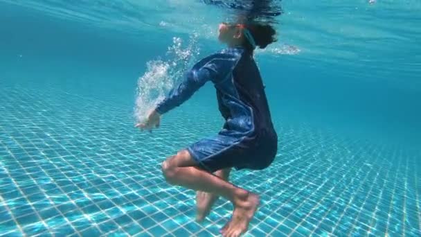Симпатичный Мальчик Плавает Бассейне Поверхность Воды Солнечным Светом — стоковое видео