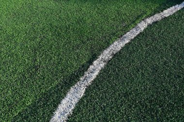Beyaz çizgili yapay yeşil çimen futbol sahası