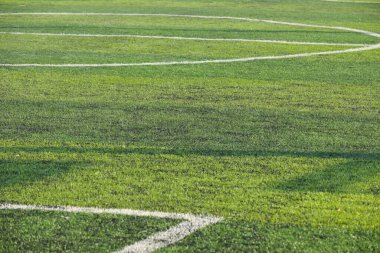 Yapay yeşil çimen çimenlik futbol sahası. Siyah plastik tanecikli.