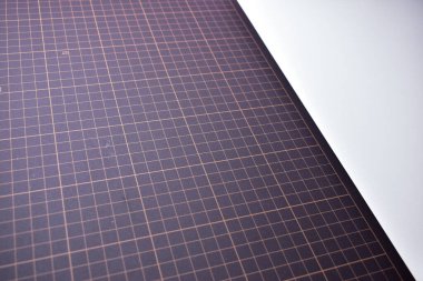 beyaz arkaplanda siyah kesim tahtası nesne sanat tasarımı için çizgi ve ölçü kılavuzu deseni, diy zanaat iş araç ekipmanları