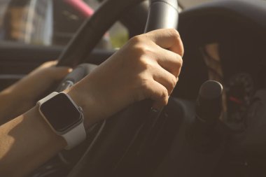 Kadın sürücü el ele tutuş direksiyon çekişli araç yolculuk yolculuğu