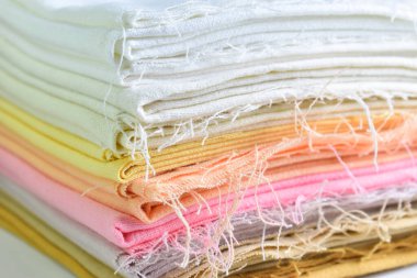 Renkli pamuklu giysiler yığını, giysi yığını.