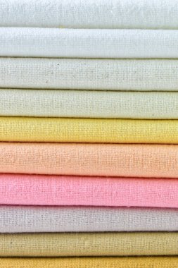 Renkli pamuklu giysiler yığını, giysi yığını.