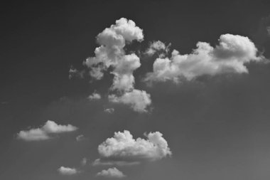 siyah ve beyaz görüntü, bulutlu gökyüzü