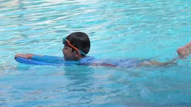 Милий Хлопчик Плаває Басейні Поверхня Води Сонячним Світлом — стокове відео