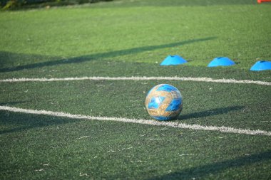 Yapay yeşil çimen çim futbol sahası futbol becerisi suni yeşil çimen çim sahası futbol ekipmanları eğitimi alan futbol sahası.