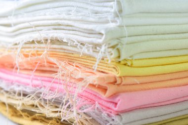 Renkli pamuklu giysiler yığını, giysi yığını.