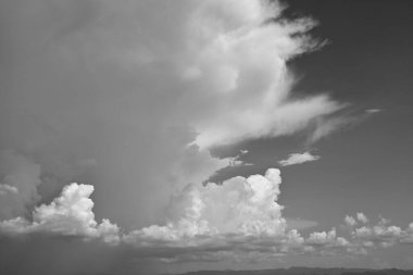 Siyah ve beyaz görüntü, yağmurlu bir günde bulutlu gökyüzü