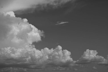 Siyah ve beyaz görüntü, yağmurlu bir günde bulutlu gökyüzü