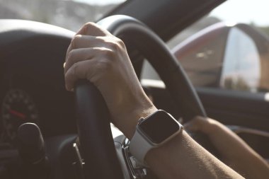 Kadın sürücü el ele tutuş direksiyon çekişli araç yolculuk yolculuğu