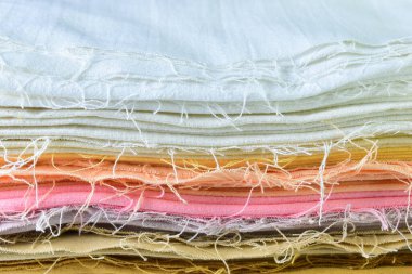 Renkli pamuklu giysiler yığını, giysi yığını.