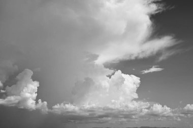 Siyah ve beyaz görüntü, yağmurlu bir günde bulutlu gökyüzü