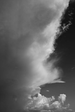 Siyah ve beyaz görüntü, yağmurlu bir günde bulutlu gökyüzü